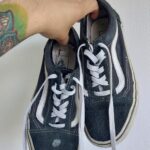 Je tiens ma paire de Vans pour te montrer qu'elles ont bien vécues.