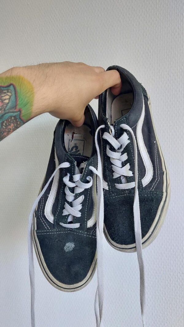 Je tiens ma paire de Vans pour te montrer qu'elles ont bien vécues.